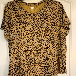 Old Navy 2x animal print T shirt. Short sleeve. In great condition.